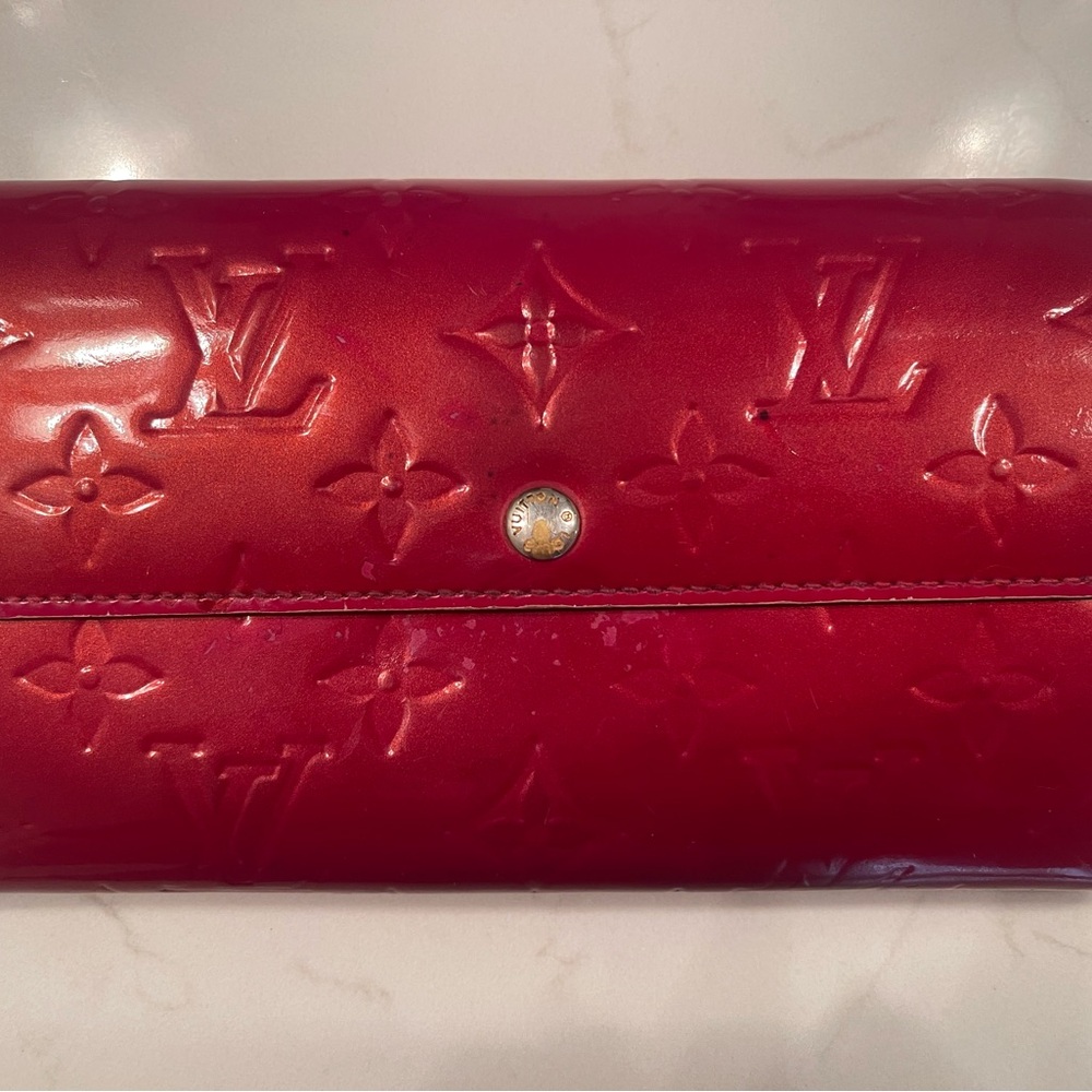 Louis Vuitton Authentic Vernis Sarah Wallet